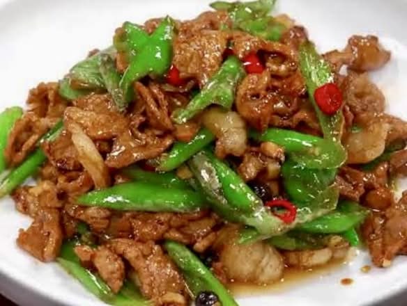 Stir-Fried Beef with Chile Peppers辣椒炒牛肉